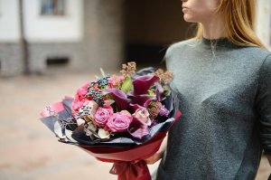 Как выбрать цветы в подарок девушке